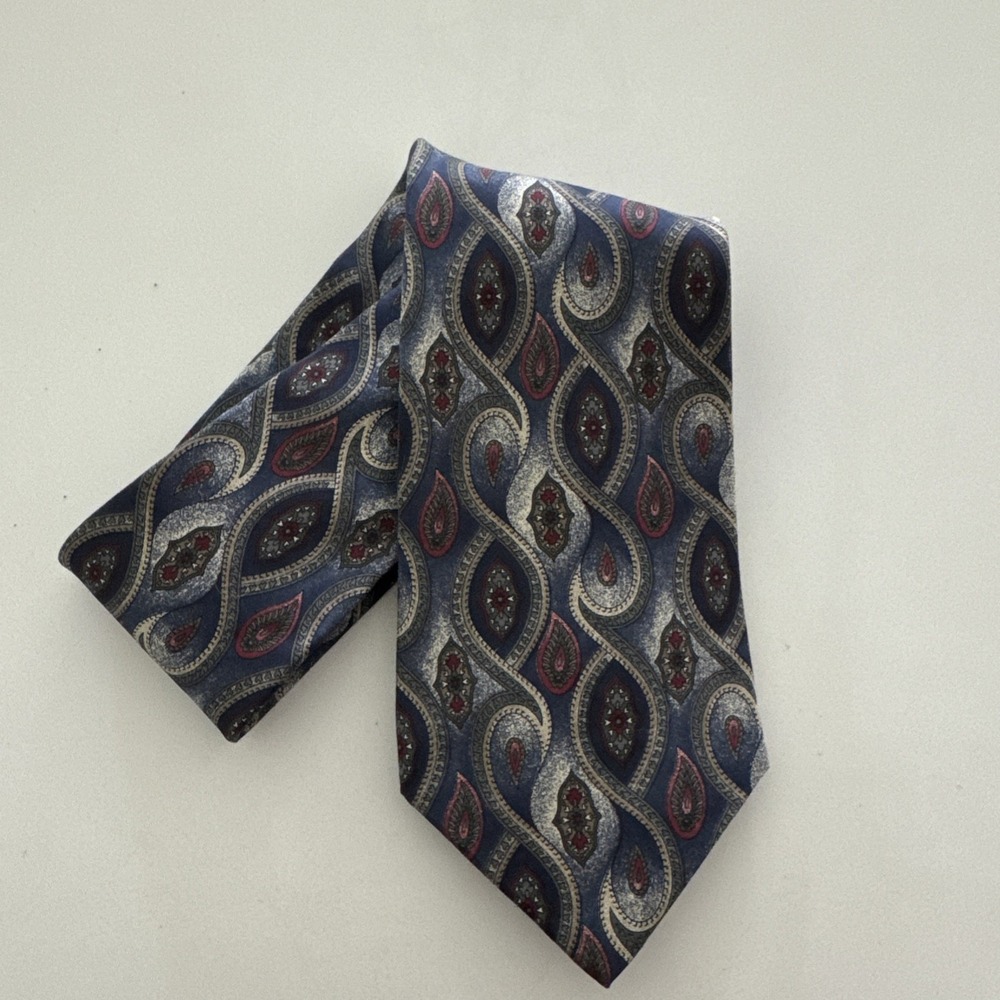 american traditions 100%silk Tie Blue‎ Red And Cream Paisley Print